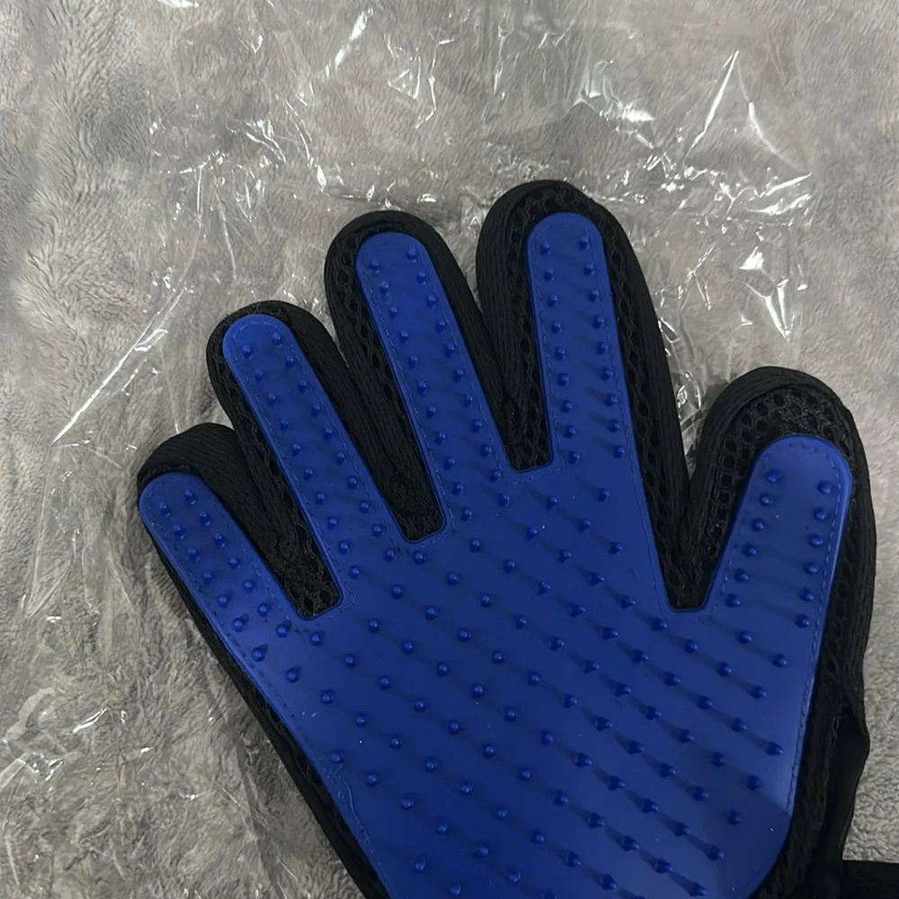 Dog grooming glove